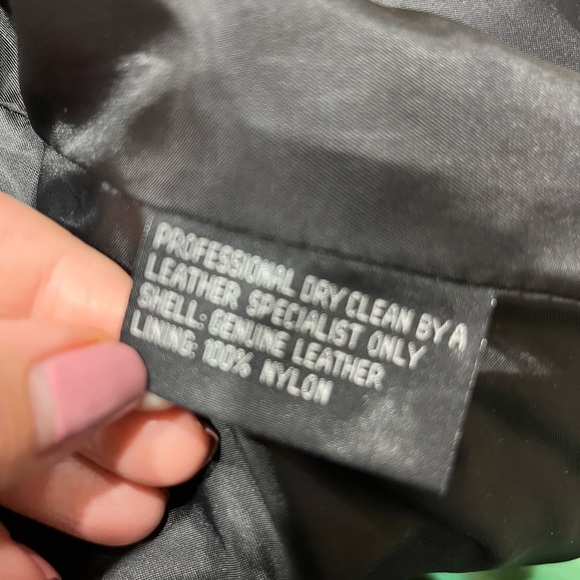 Women's Classic Black Leather Jacket - Picture 7 of 7